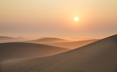 Poster Woestijnlandschap Zonsopgang in woestijn nabij Dubai  © katiekk2