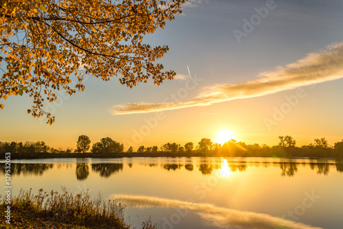 Obraz na płótnie Romantic Autumn sunset on the lake w salonie