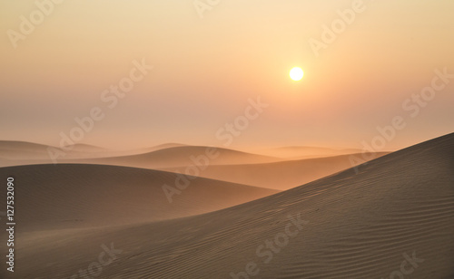 Fotografia Sunrise in a desert near Dubai