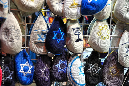 Fotografiet Gehäkelte Kippas mit Davidstern auf dem Markt in Jerusalem