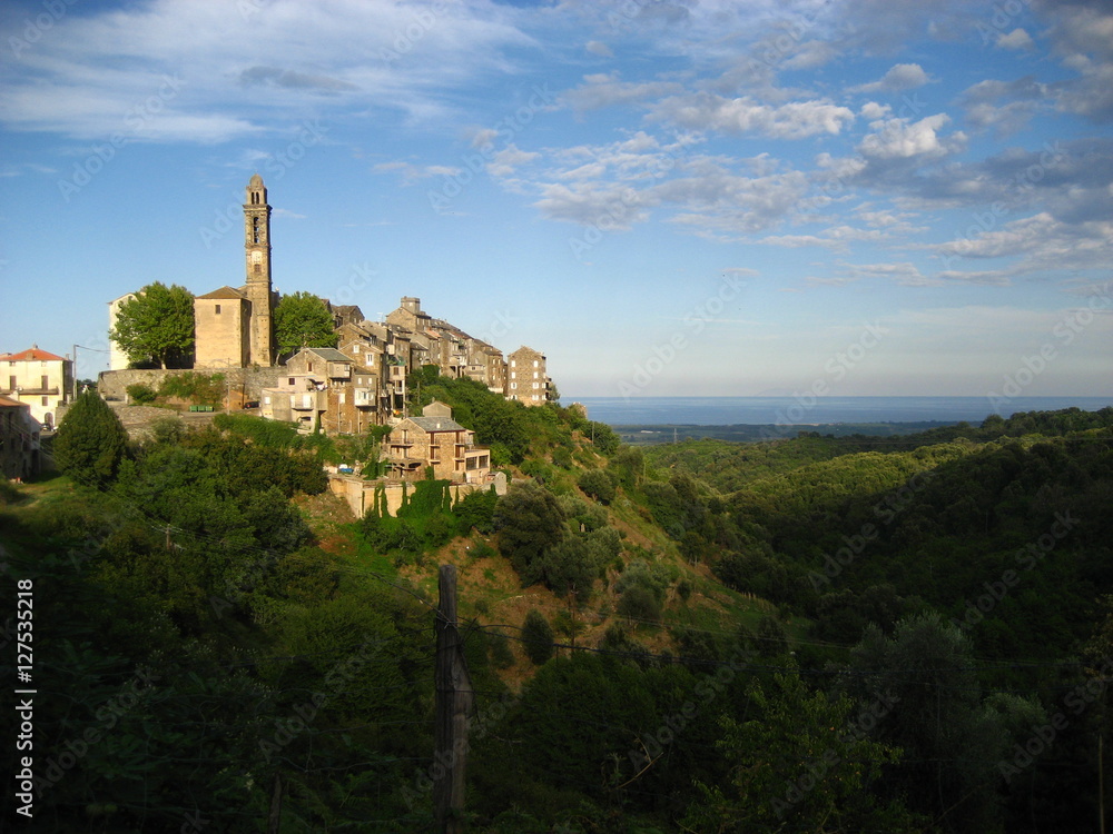Obraz premium Stadt in Italien auf einem Berg