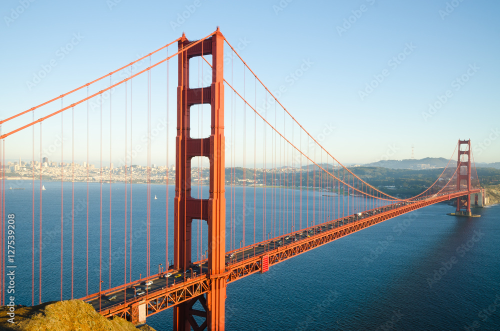 Obraz premium Most Golden Gate w San Francisco w Kalifornii w godzinach porannych