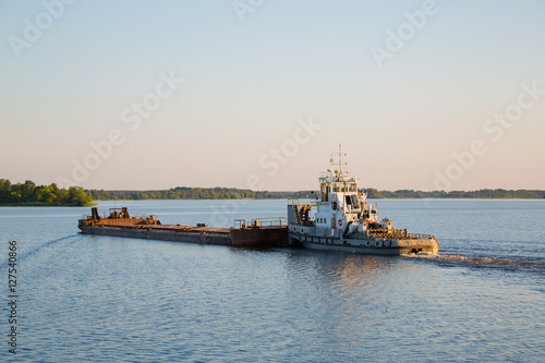 Obraz na płótnie Tug with a barge on Moscow River comes in evening