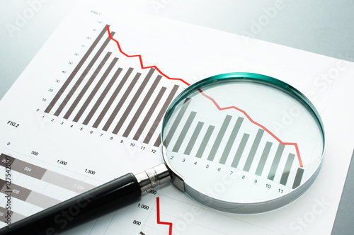 Fotografi Reviewing financial report