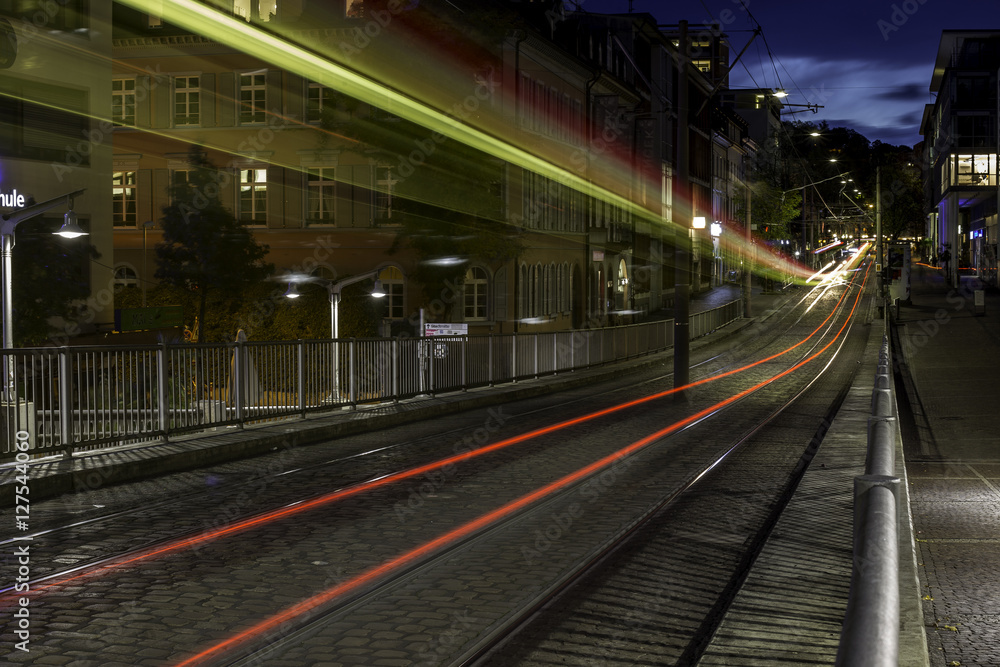 Obraz premium Verkehr auf einer Strassenbahnbrücke in Freiburg bei Nacht