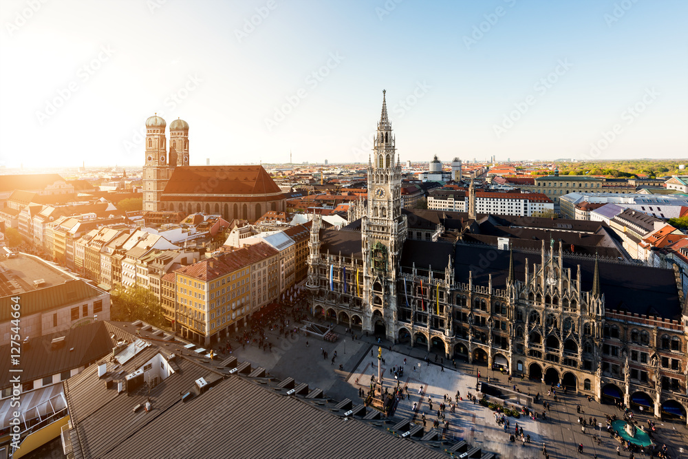 Obraz premium Widok z lotu ptaka na stary ratusz w Monachium w Niemczech.