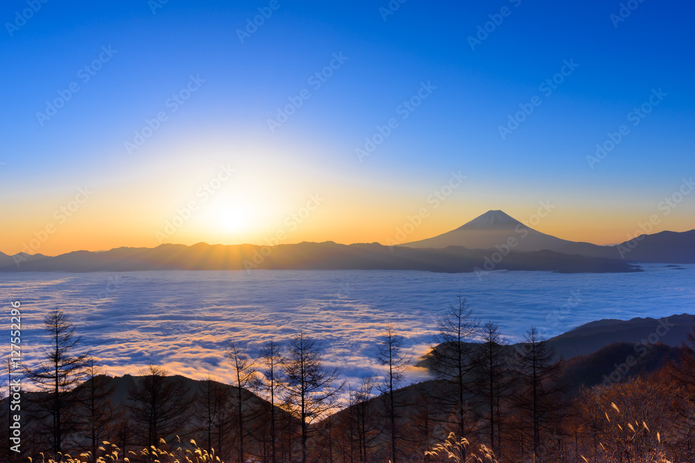 Naklejka premium 雲海に浮かぶ富士山と日の出