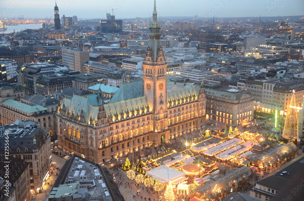 Weihnachtszeit in Hamburg - Mit großem Weihnachtsmarkt auf dem Rathausplatz