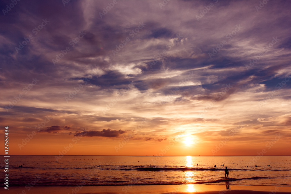 Naklejka premium Tropical sunset at sea coastline