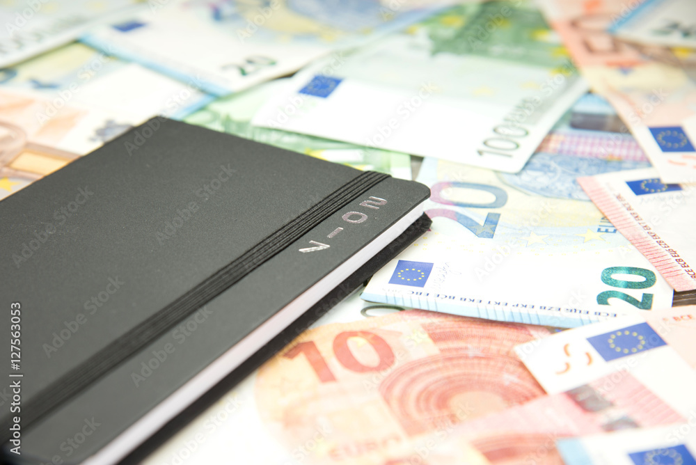 Geld und ein Kalender Geld und ein Kalender