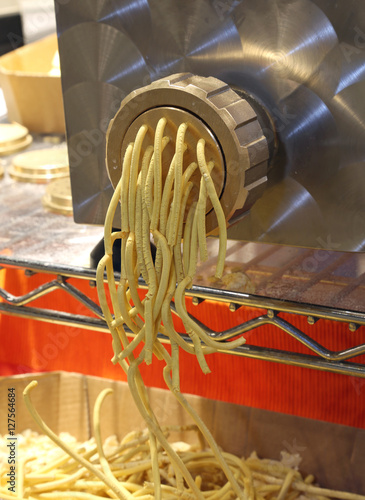 machine to make fresh homemade pasta