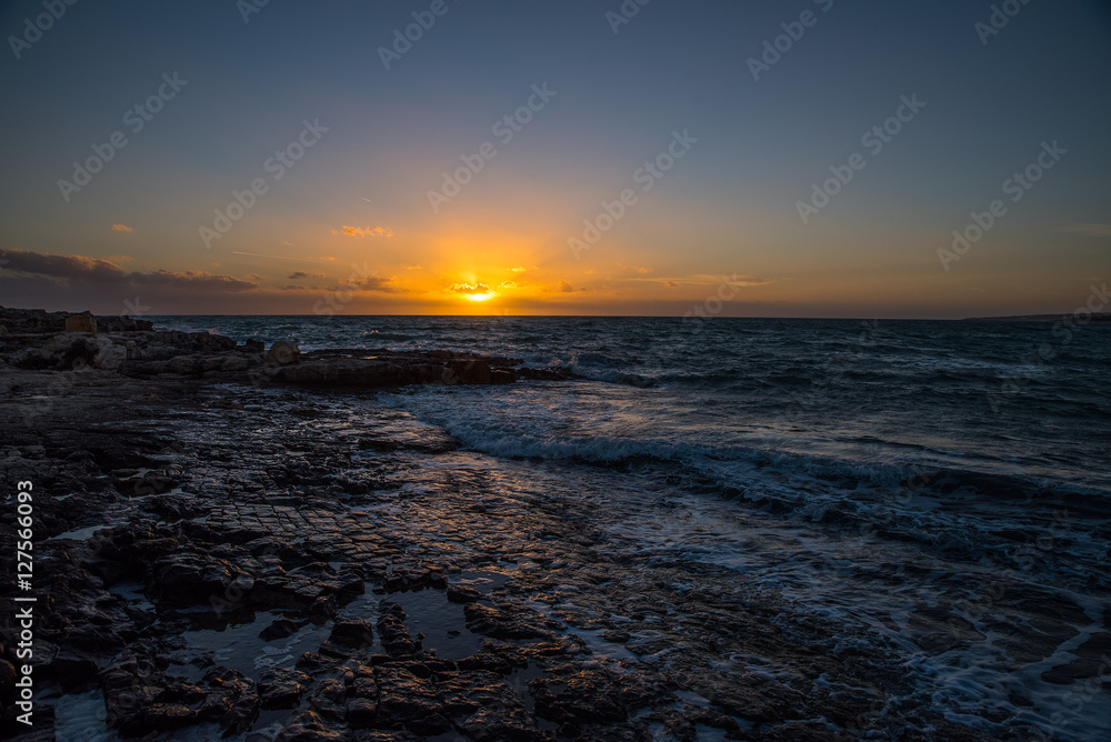 Tramonto sul mare su una spiaggia della Sicilia Tramonto sul mare su una spiaggia della Sicilia
