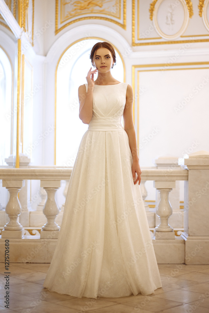 Obraz premium beautiful young woman bride in luxury wedding dress in interior