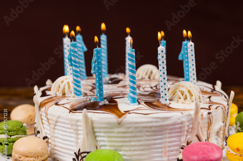 Obraz na płótnie Close up of homemade birthday cake with lots of burning candles w salonie