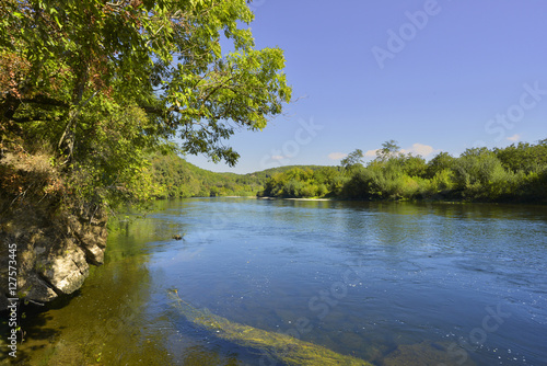 La Dordogne sauvage du Périgord, département de la Dordogne en région  Nouvelle-Aquitaine, France