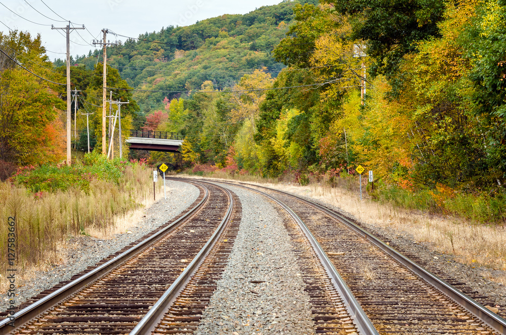 Obraz premium Curving Parallel Railroad Tracks on an Autumn Day