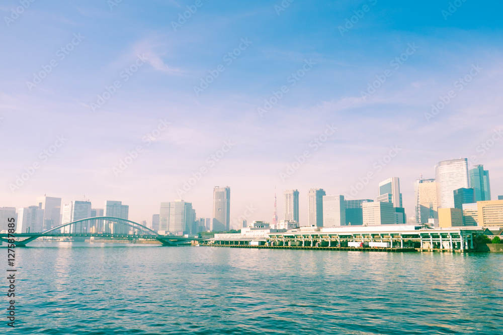 Fototapeta premium Targ rybny Tsukiji, wieża Tokyo, Tsukiji ohashi (nazwa mostu) i rzeka Sumida.