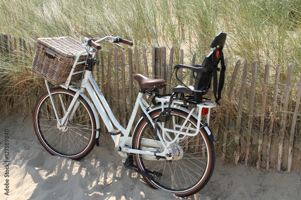 Fototapeta premium Fahrrad am Strand mit Kindersitz 