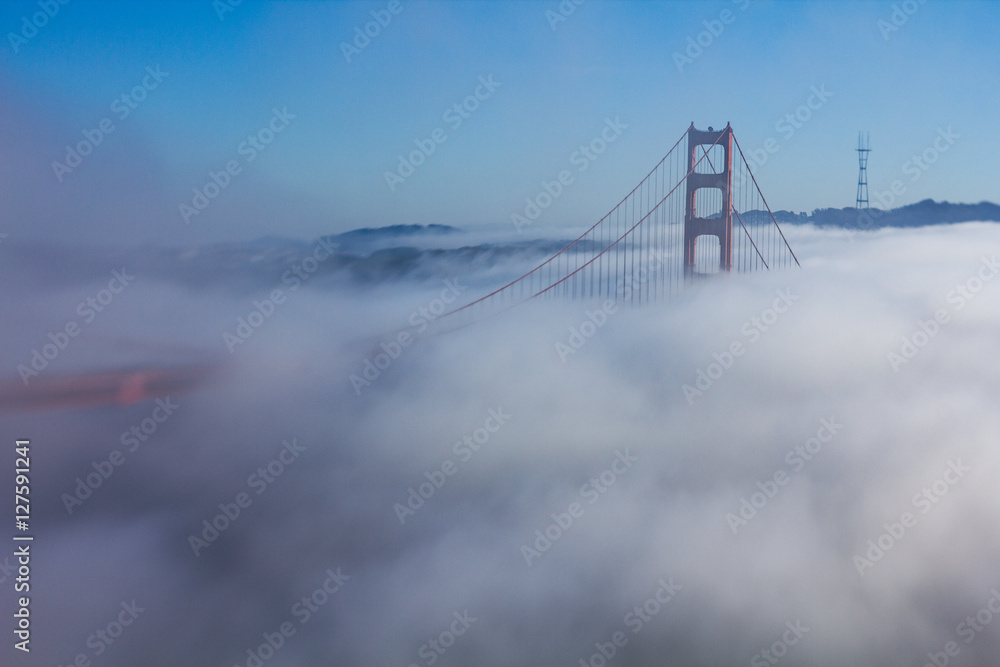 Obraz premium Golden Gate Bridge in fog
