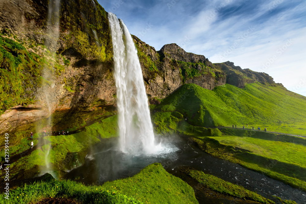 Fototapeta premium Seljalandsfoss, jeden z najbardziej znanych wodospadów Islandii