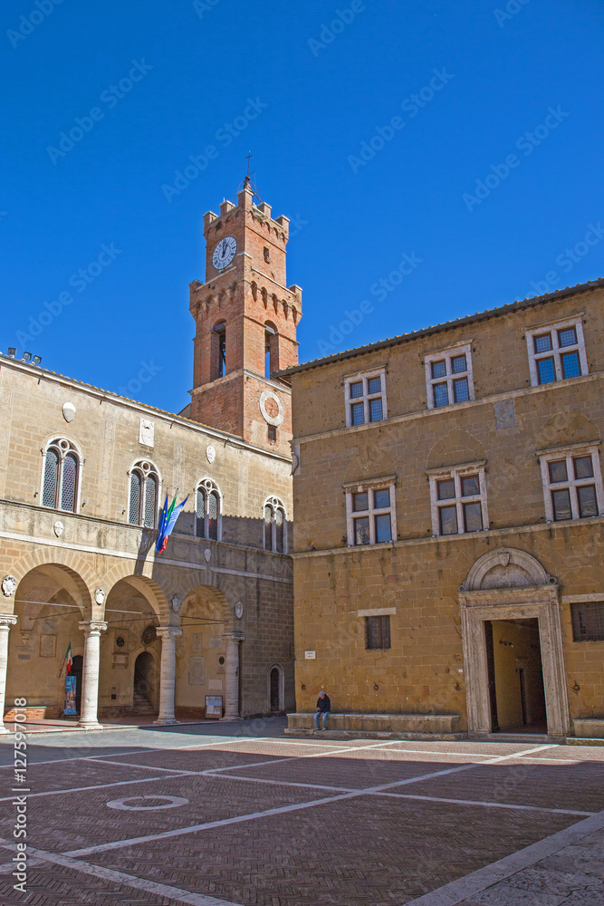 Blick von  Piazza Pio II auf den Palazzo Communale