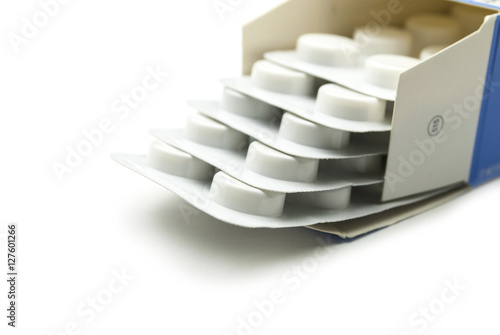 таблетки,   таблетки с упаковкой  на белом фоне. 