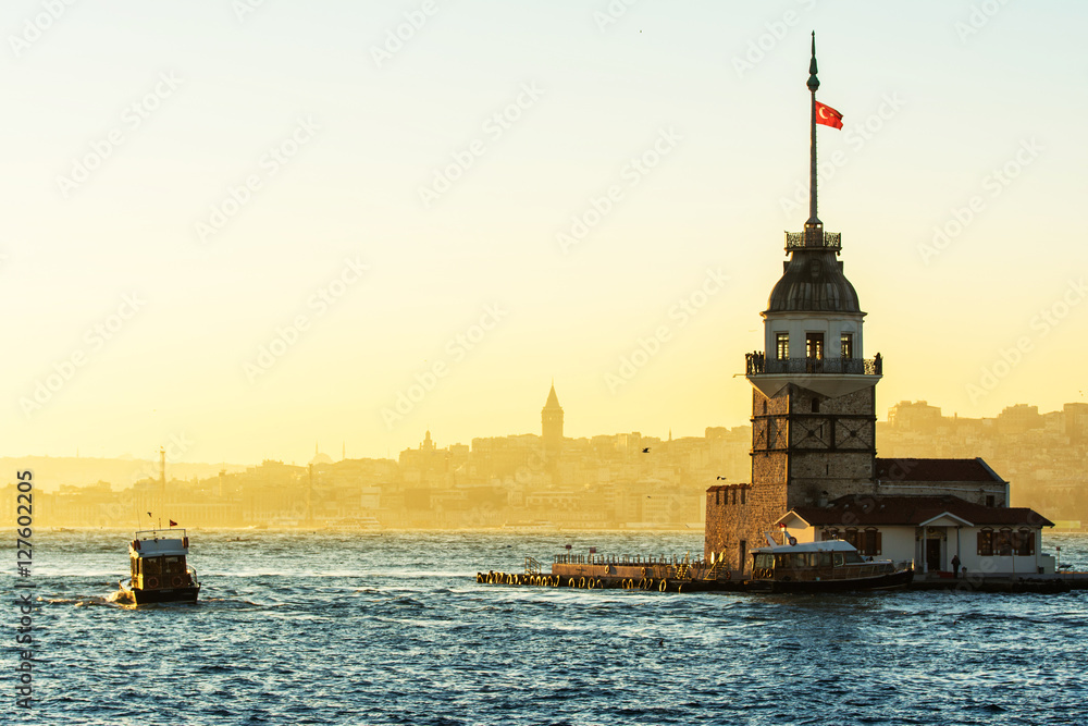 Naklejka premium sundown views to istanbul lighthouse and skyline, turkey