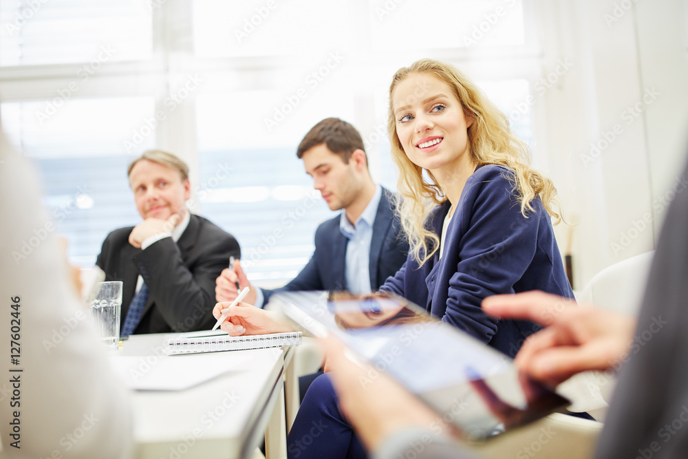 Business Team bei Diskussion der Strategie Business Team bei Diskussion der Strategie