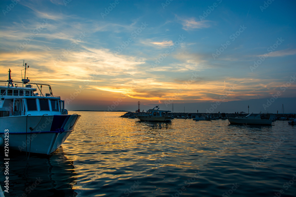 Boote Ankern an Steg in Kroatien bei Sonnenuntergang 