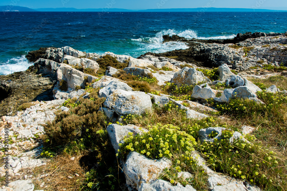 Wellen an der malerischen Küste von Kroatien Wellen an der malerischen Küste von Kroatien