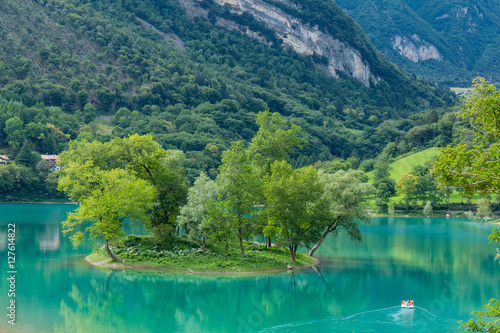 Blauer See mit Insel und Boot