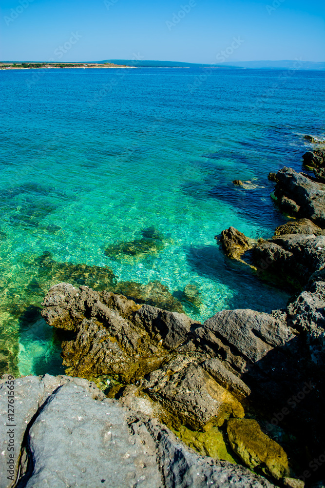 Klares Grünes Wasser an der Küste von Kroatien Klares Grünes Wasser an der Küste von Kroatien