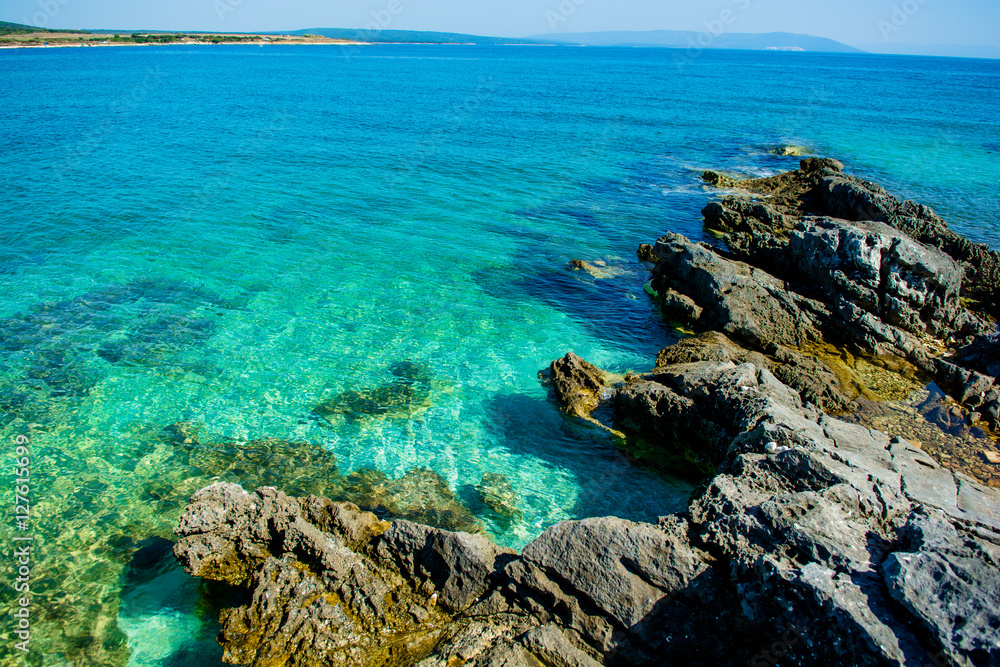 Klares Grünes Wasser an der Küste von Kroatien Klares Grünes Wasser an der Küste von Kroatien