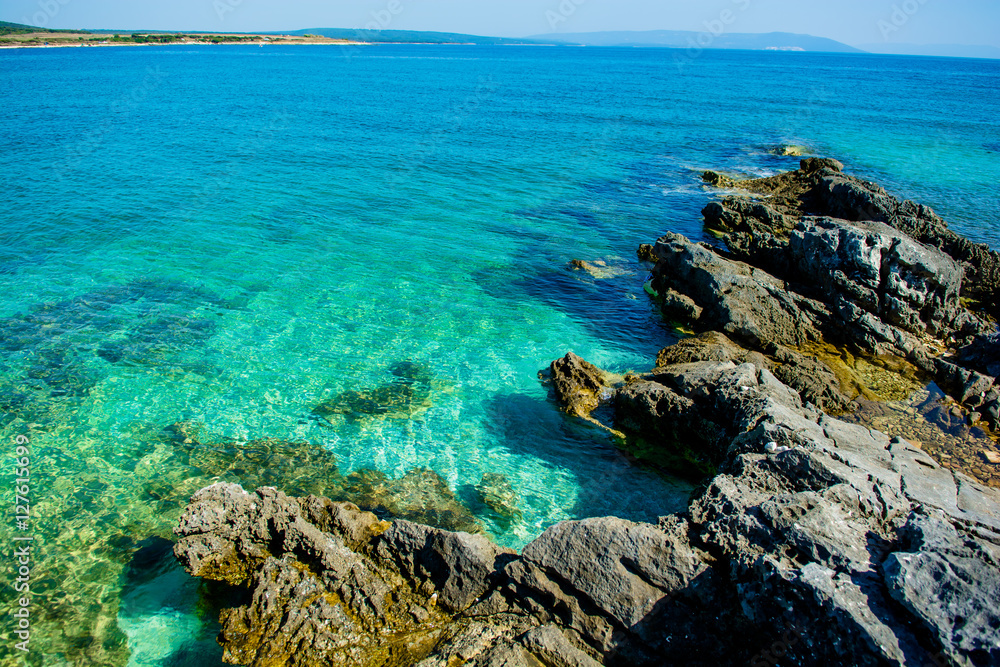 Klares Grünes Wasser an der Küste von Kroatien