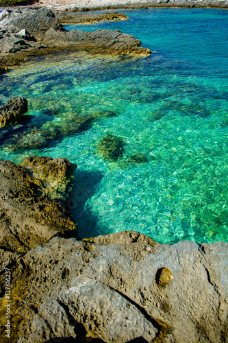 Klares Grünes Wasser an der Küste von Kroatien © grafxart
