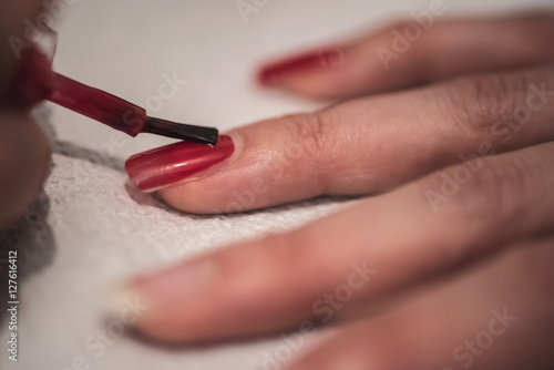 manicure e applicazione smalto sulle unghie delle mani in un centro estetico