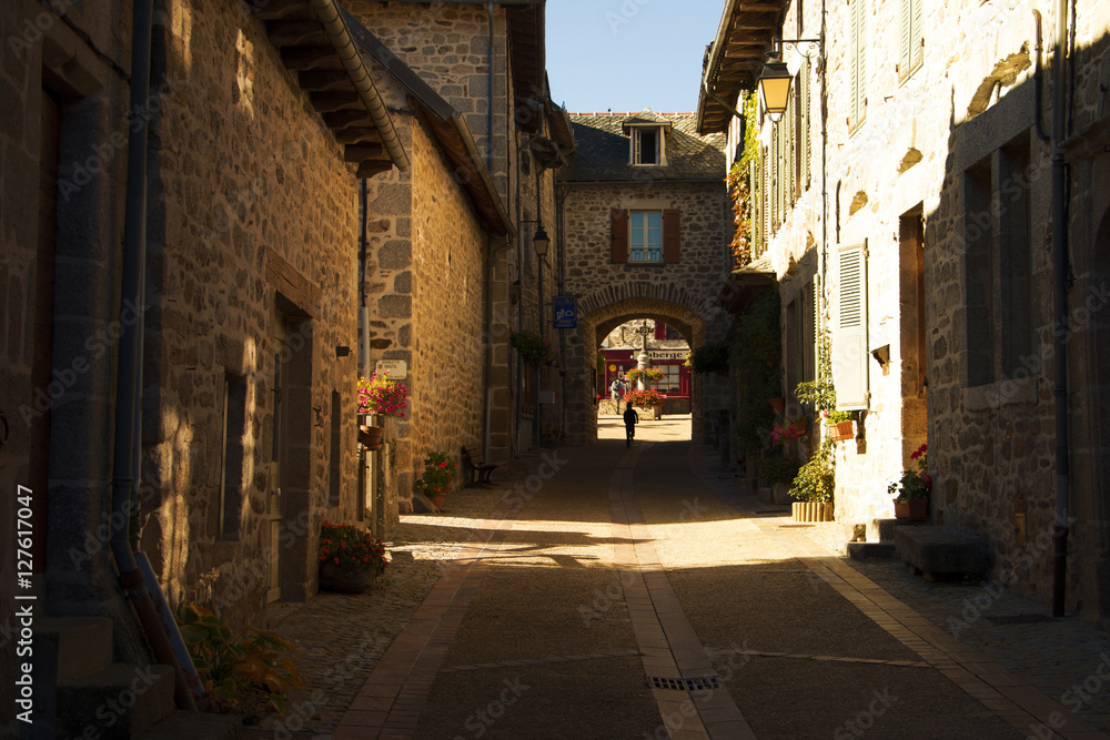L'enfant court dans la petite ruelle de l’ancienne ville de Sud-Ouest de la France 