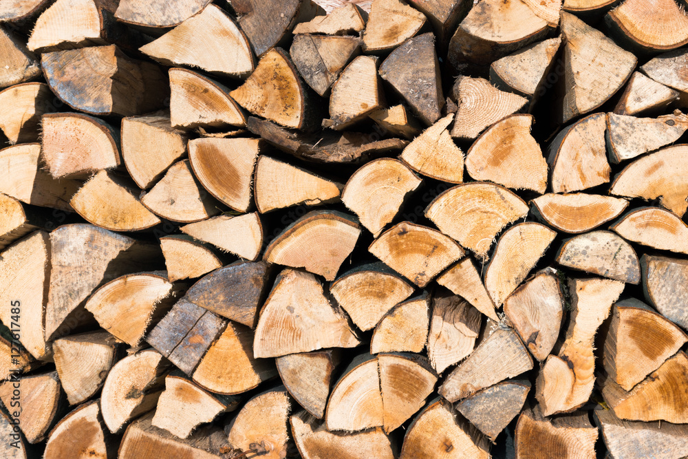 Gestapeltes Brennholz für den Kamin Gestapeltes Brennholz für den Kamin