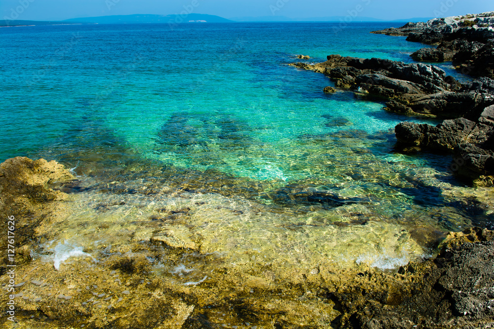 Klares Grünes Wasser an der Küste von Kroatien