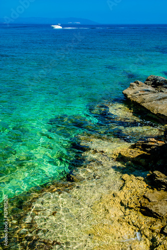 Fototapeta Naklejka Na Ścianę i Meble -  Klares Grünes Wasser an der Küste von Kroatien