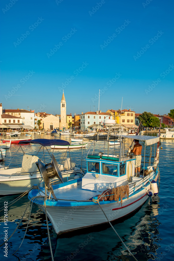 Boote im Hafen in Kroatien