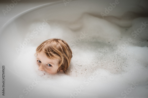 Cuadro en lienzo Boy in bubble bath
