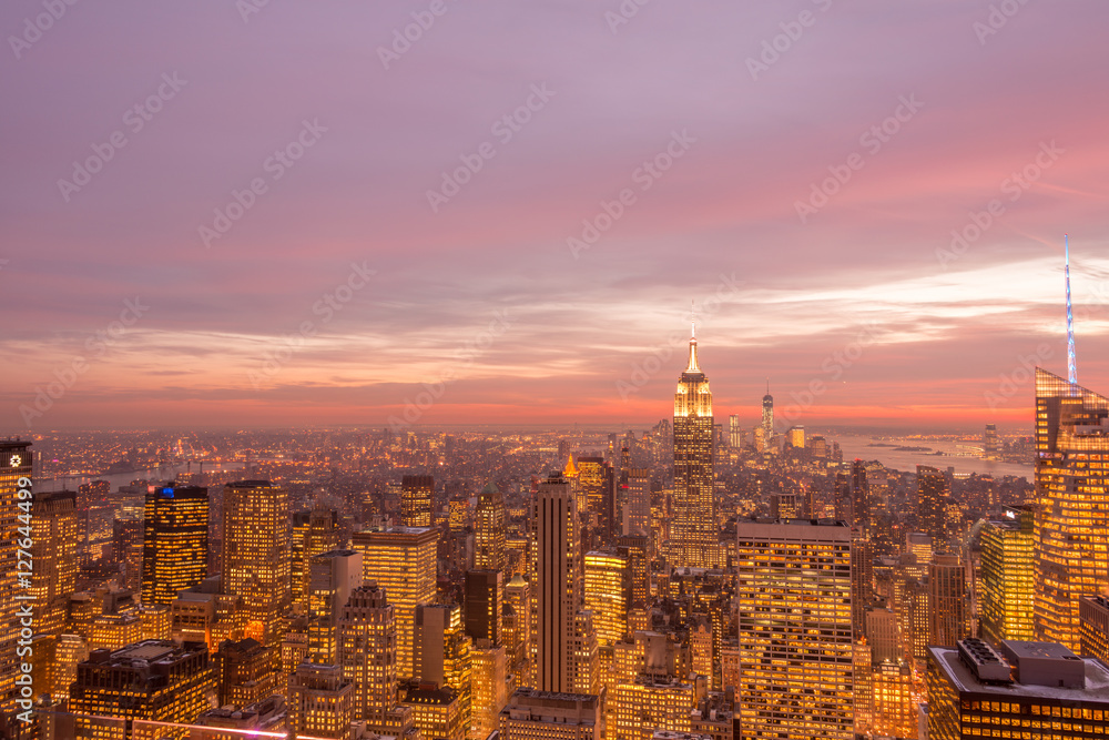 Obraz premium Night view of New York Manhattan during sunset