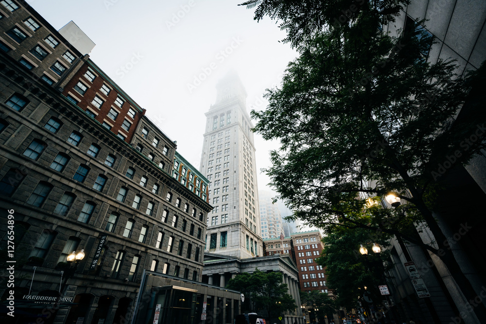 Fototapeta premium The Custom House Tower in fog, in Boston, Massachusetts.