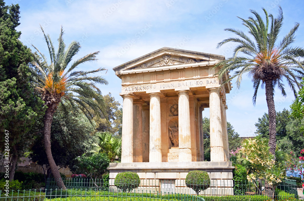 Obraz premium Monument to Sir Alexander Ball in Valletta, 