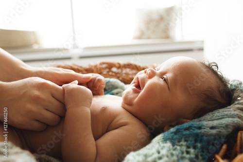 Papier peint Baby smiling at mother, close-up