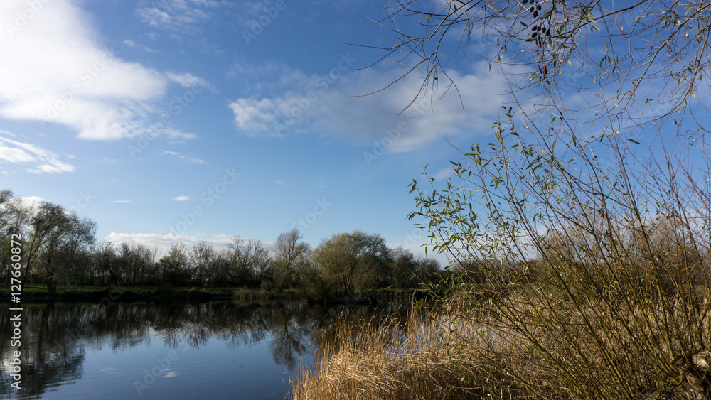 Blick auf Wasser und Himmel