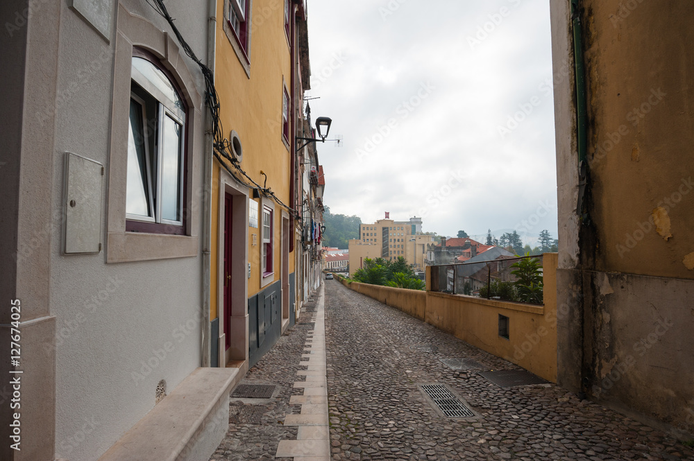 旅、Portugal,Coimbra / Portugal Coimbra の路地風景、狭い一方通行の道が多い。