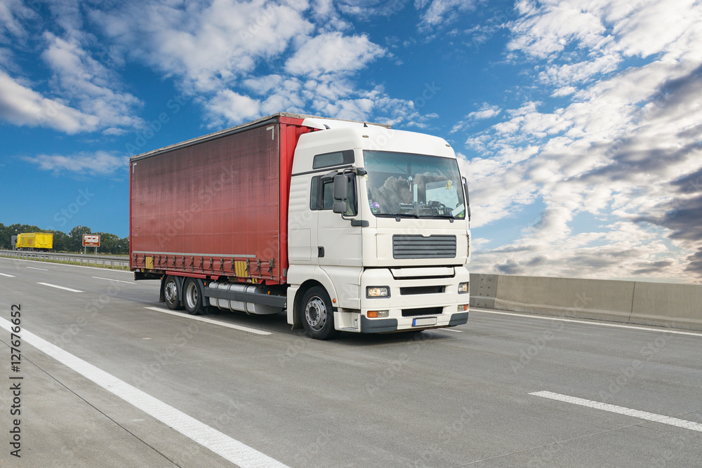 Transport von Waren - LKW auf der Autobahn // shipping- truck on highway