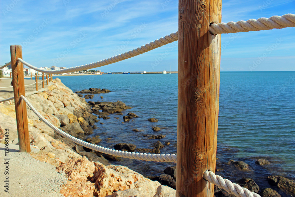 Obraz premium Barandilla de cuerda en la costa de l'ampolla, Cataluña (España)
